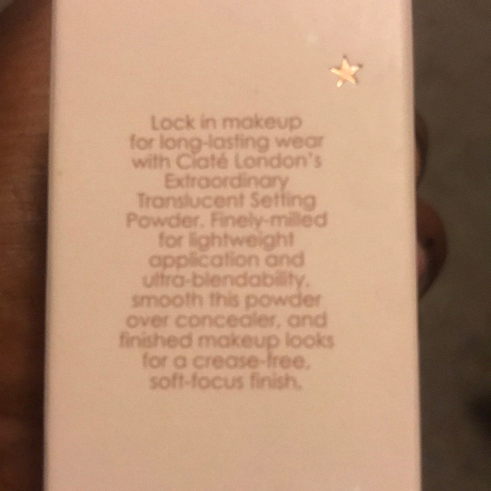 Extraordinary Translucent Powder - Picture 2 of 3